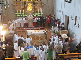 mit Kindern um den Altar beim Vater unser