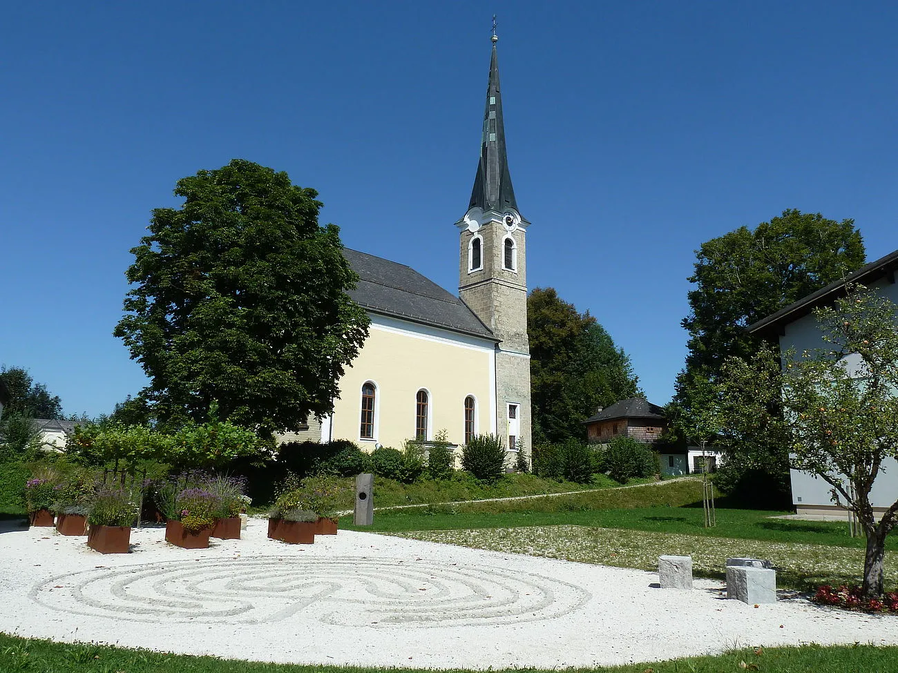 Stadtpfarrkirche Neumarkt mit Blick auf den Pfarrer-Schwab-Park