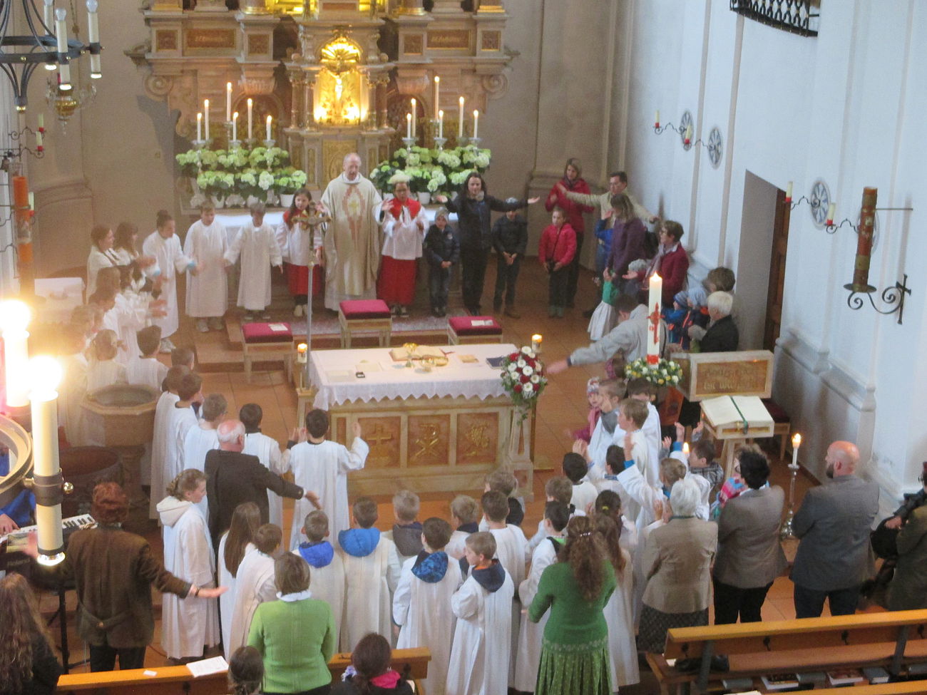 mit Kindern um den Altar beim Vater unser